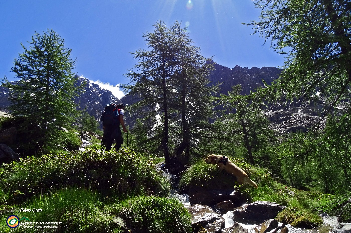 23 Saliamo accanto allo scrosciante torrente.JPG -                                